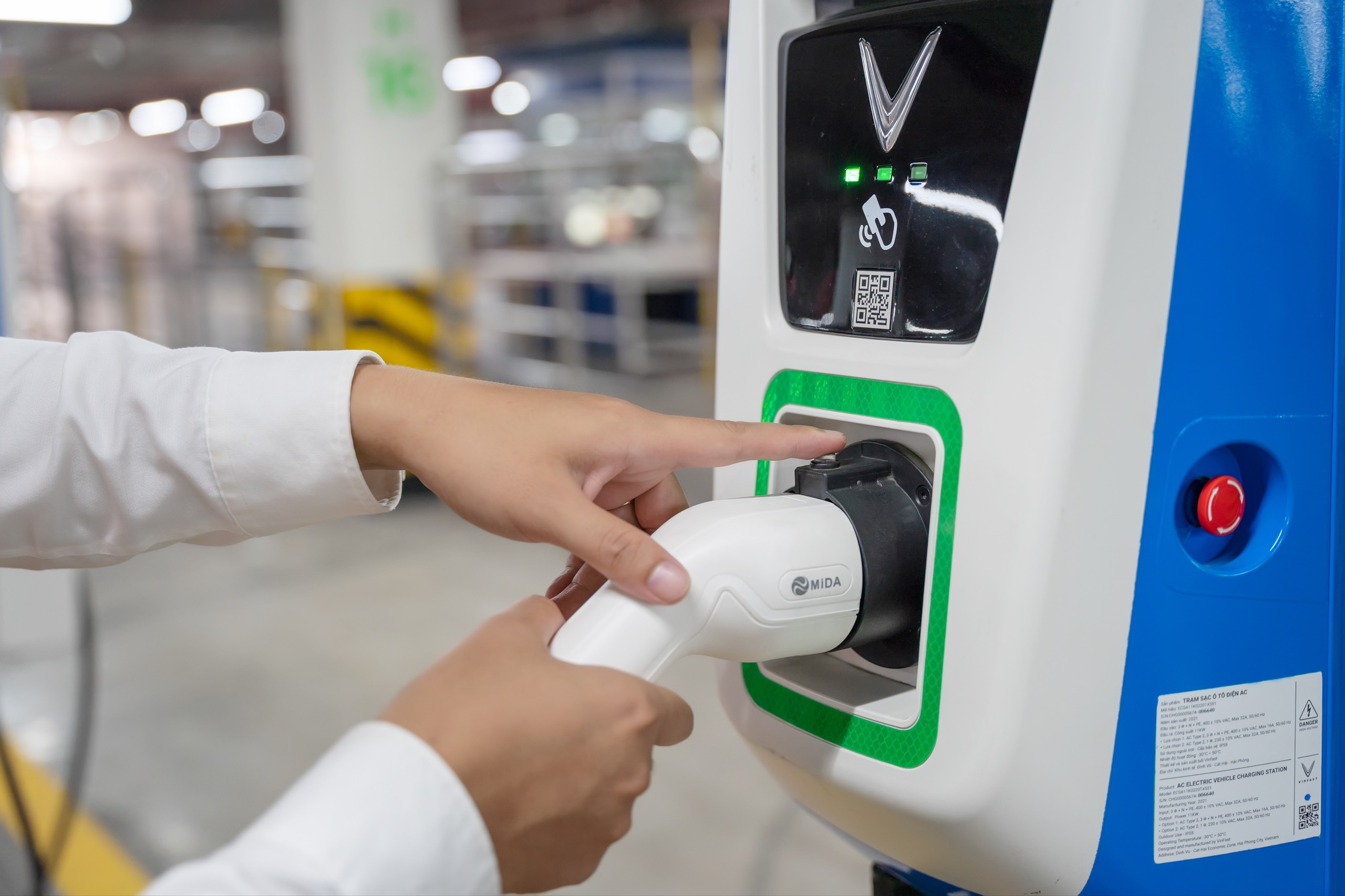Hướng dẫn sạc pin ô tô điện VinFast chi tiết.